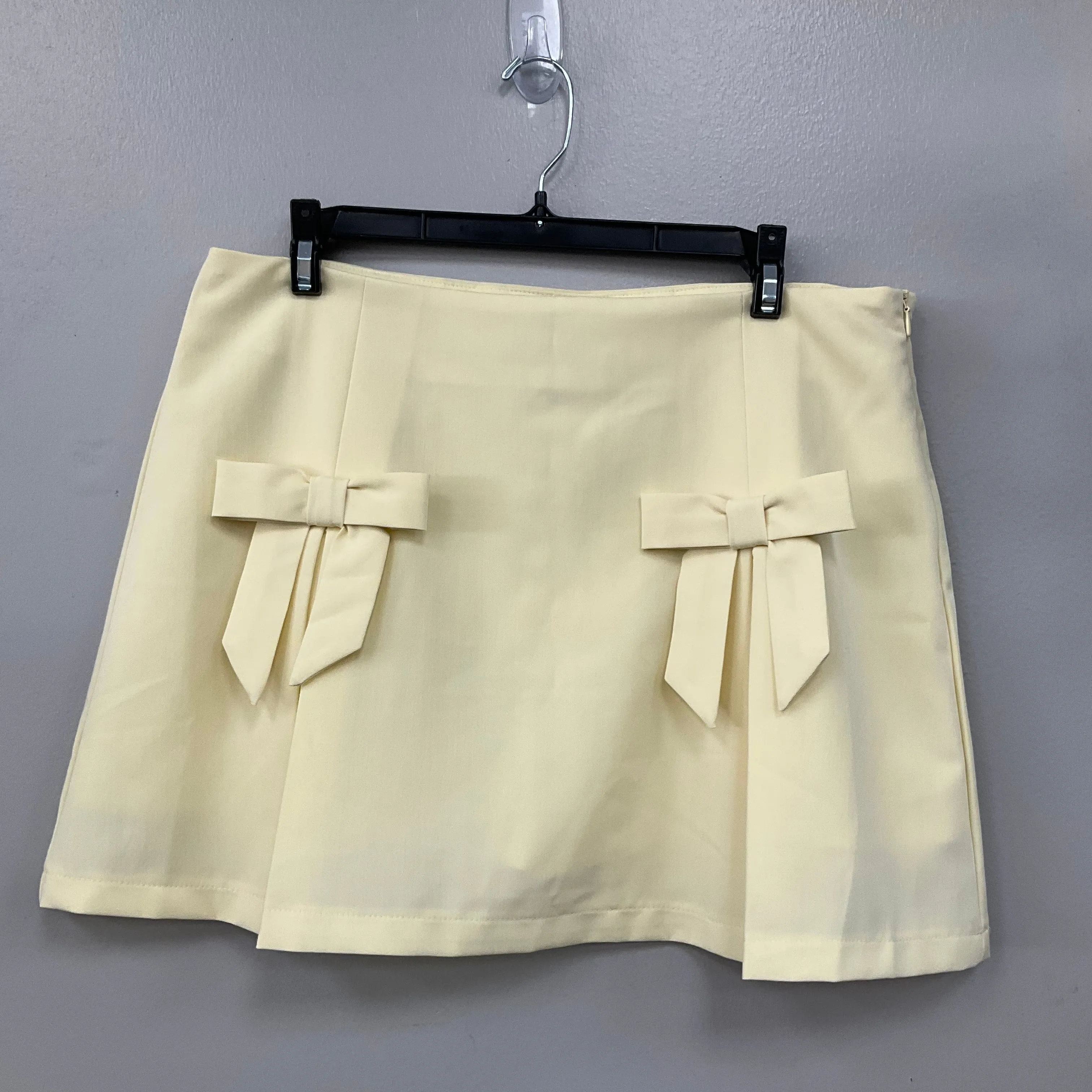 SKIRT MINI & SHORT by ALTARD STATE In YELLOW. Size: XL